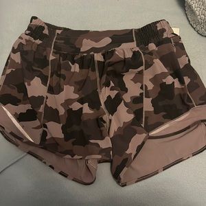 Lululemon Hotty hot 4” shorts